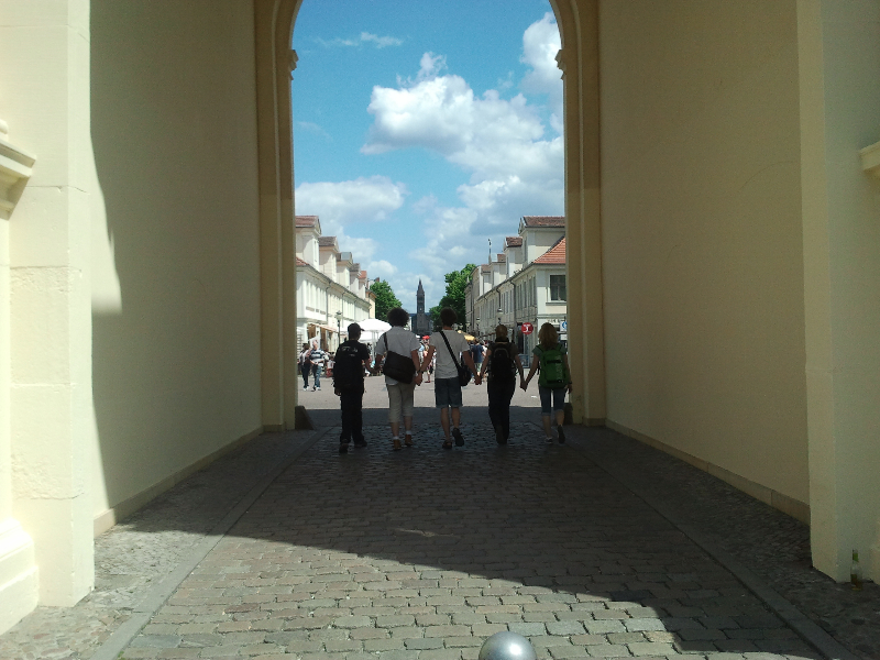 Die glorreichen Fünf druschreiten ein Brandenburger Tor